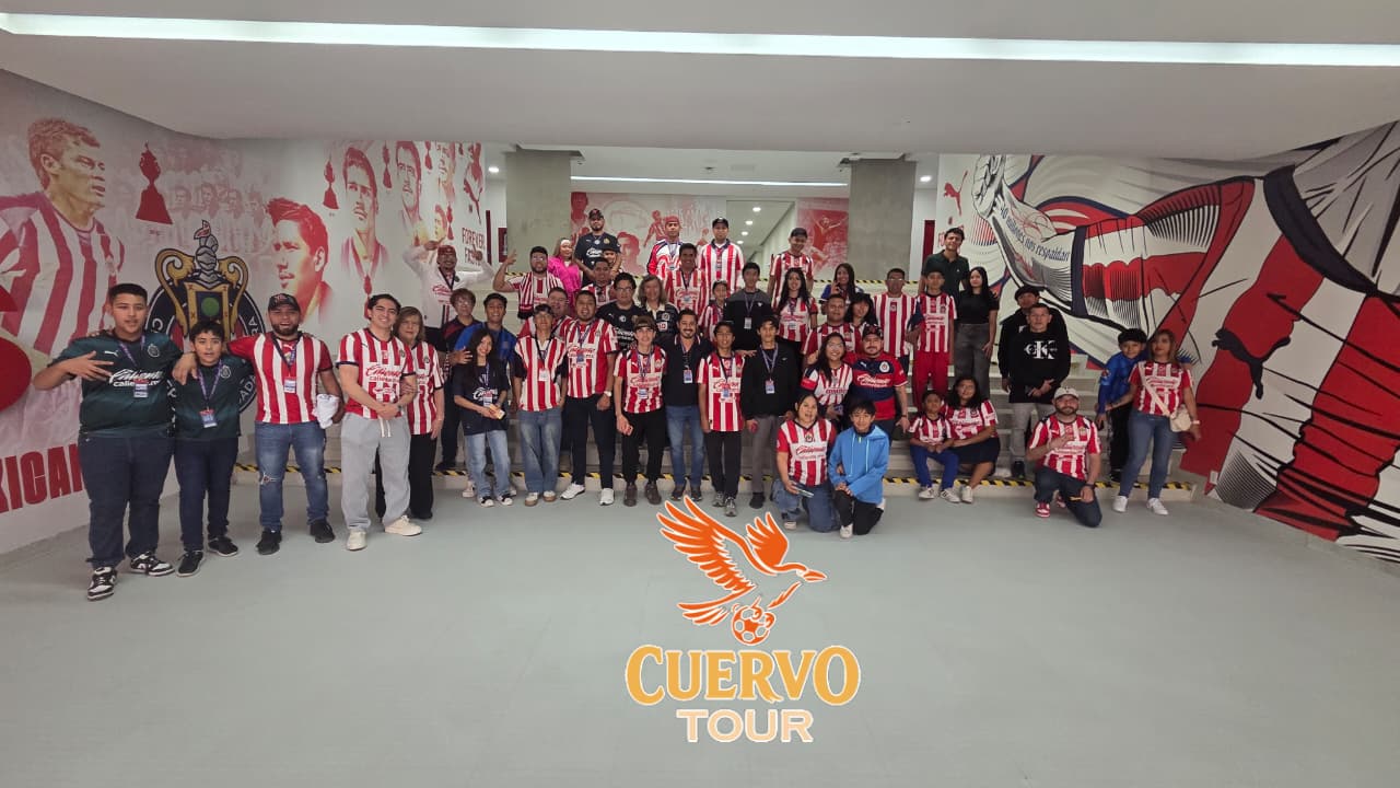 Nuestro grupo de sobrinos disfrutando conocer el Estadio Akron.
